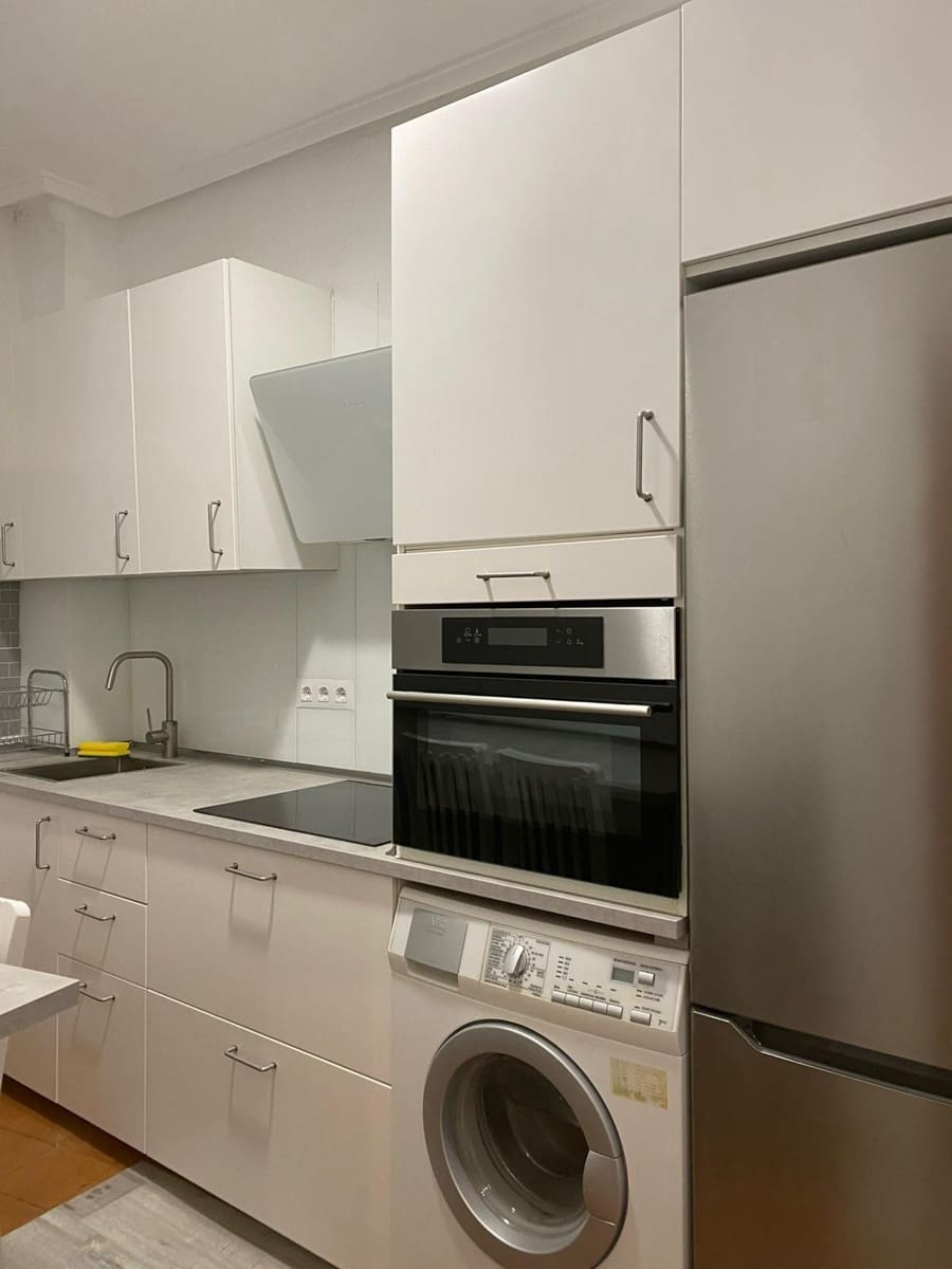4 slaapkamer Appartement te huur in Salamanca stad - € 1.100 (Ref: 9719997)