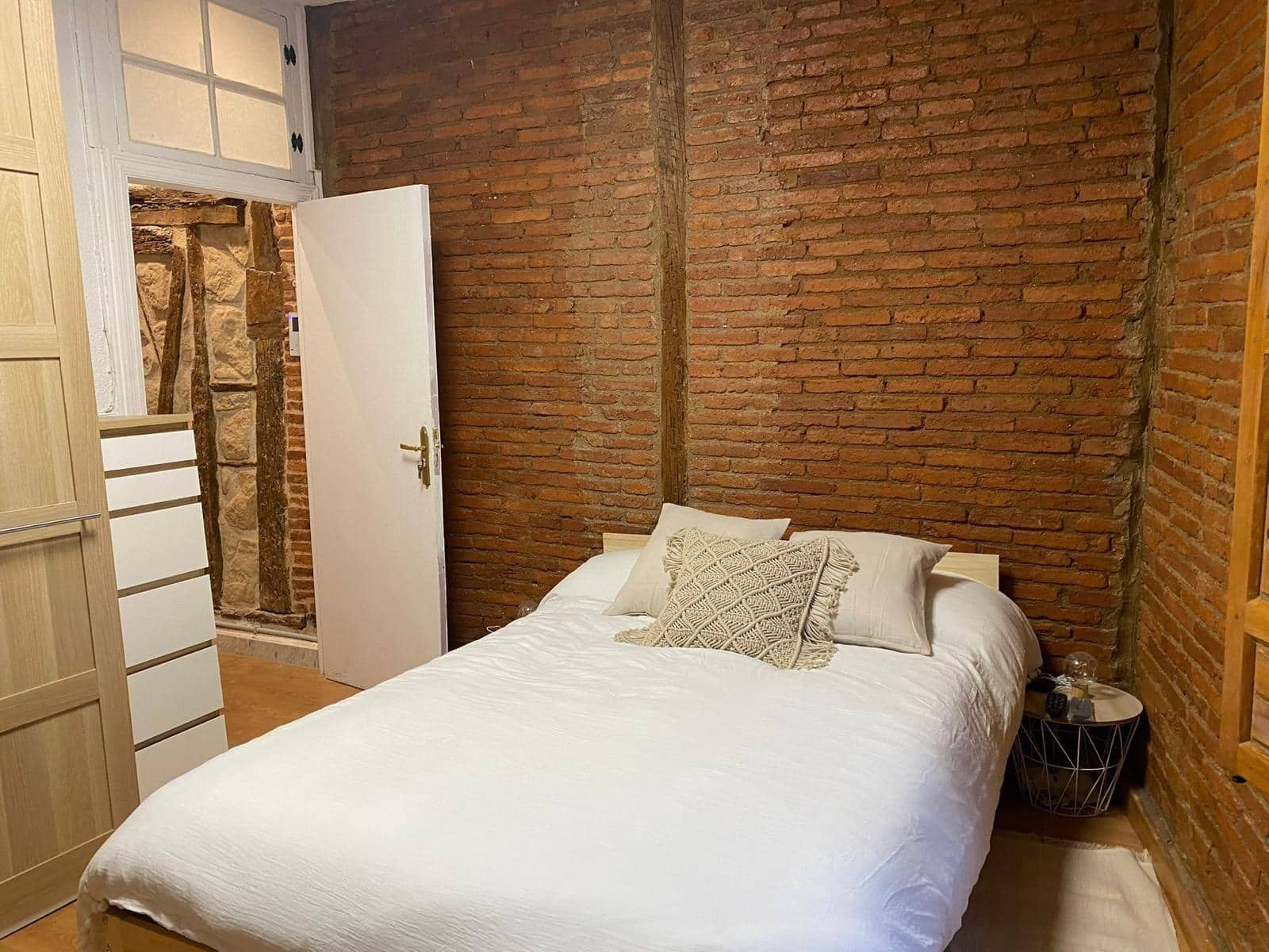 4 slaapkamer Appartement te huur in Salamanca stad - € 1.100 (Ref: 9719997)