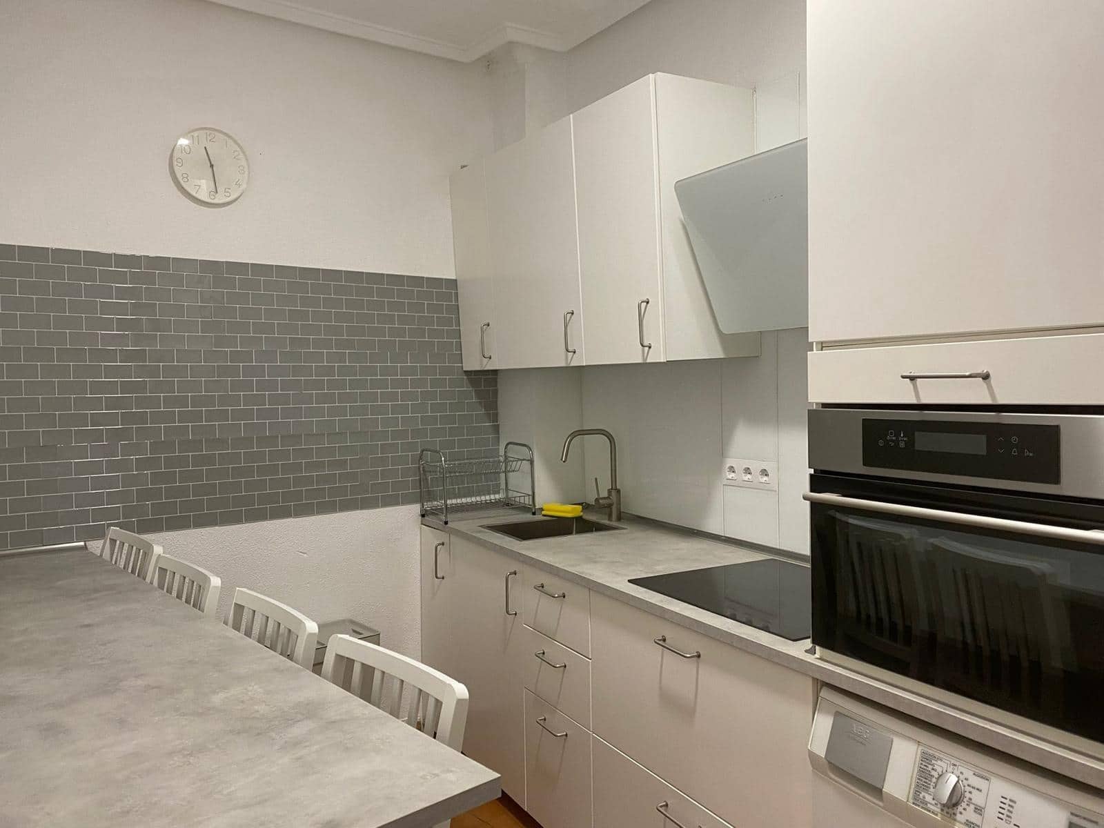 4 slaapkamer Appartement te huur in Salamanca stad - € 1.100 (Ref: 9719997)