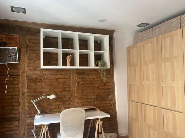 4 slaapkamer Appartement te huur in Salamanca stad - € 1.100 (Ref: 9719997)