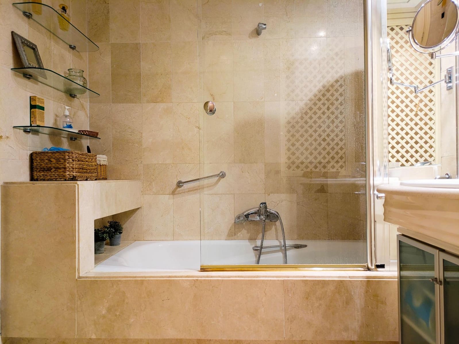 2 bedroom Flat for sale in Marbella with pool garage - € 665,000 (Ref: 9752065)