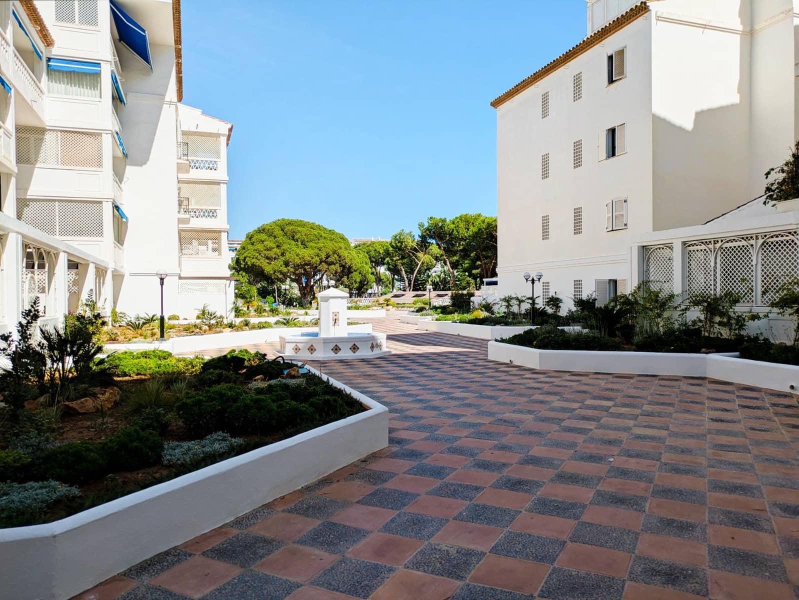 2 bedroom Flat for sale in Marbella with pool garage - € 665,000 (Ref: 9752065)