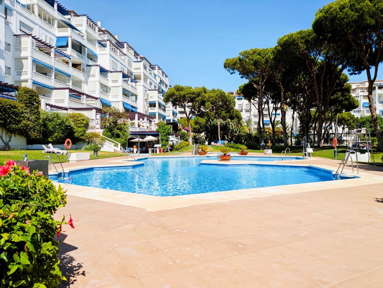 2 bedroom Flat for sale in Marbella with pool garage - € 665,000 (Ref: 9752065)