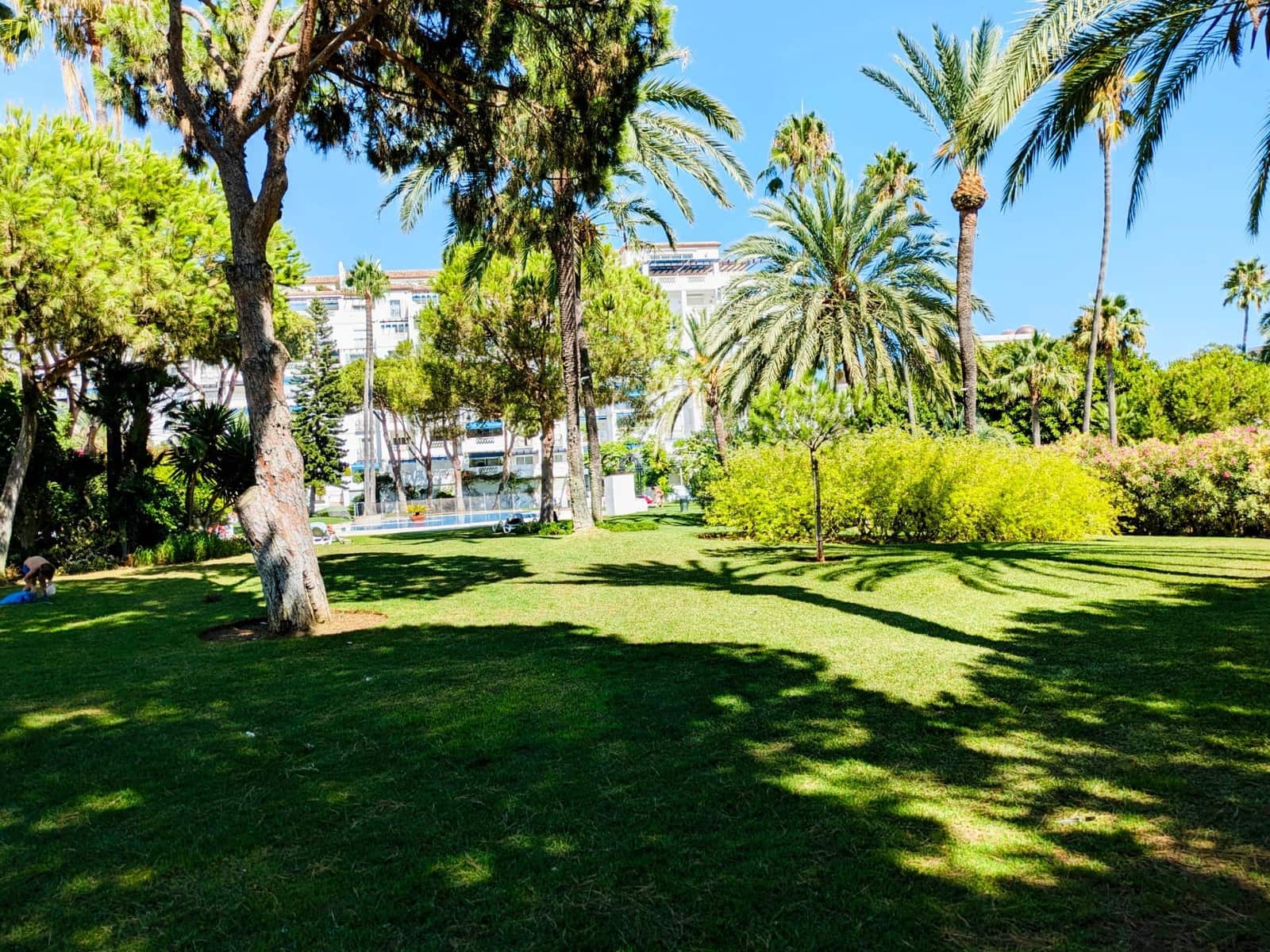2 bedroom Flat for sale in Marbella with pool garage - € 665,000 (Ref: 9752065)