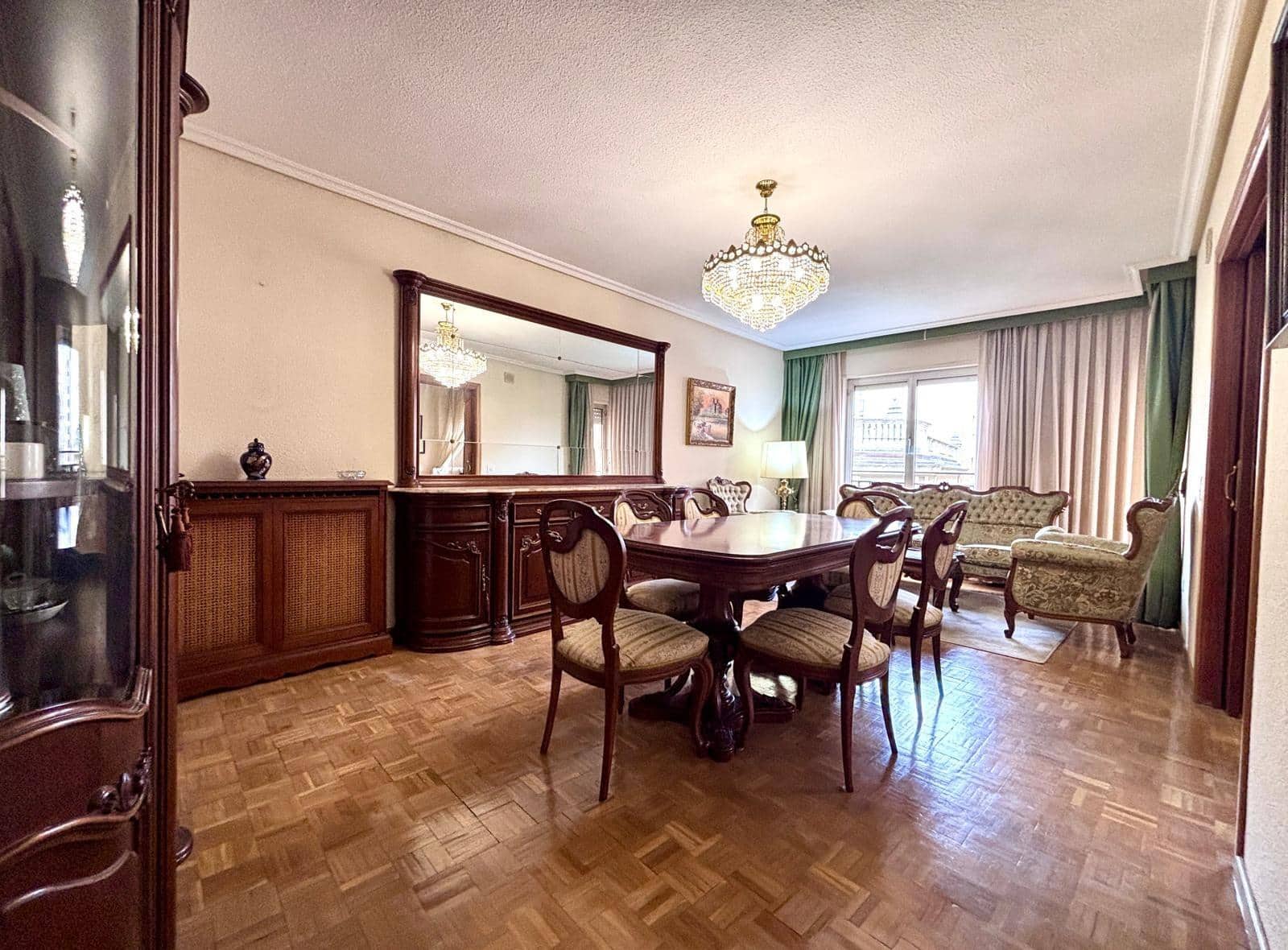 4 bedroom Flat for sale in Salamanca city with garage - € 597,000 (Ref: 9815875)