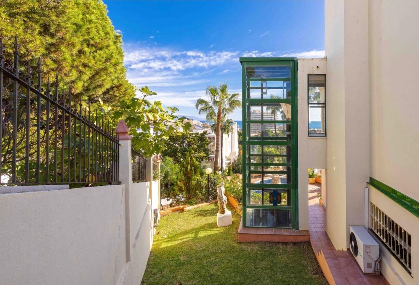 10 bedroom Villa for sale in Benalmadena with pool garage - € 2,195,000 (Ref: 9846268)