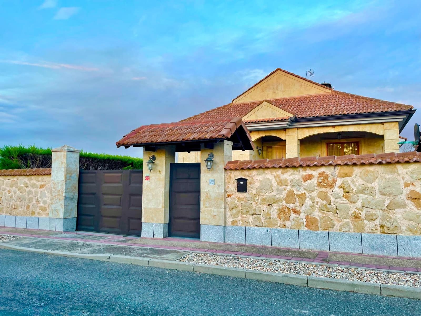 4 bedroom Villa for sale in Carrascal de Barregas with pool garage - € 366,900 (Ref: 9846270)