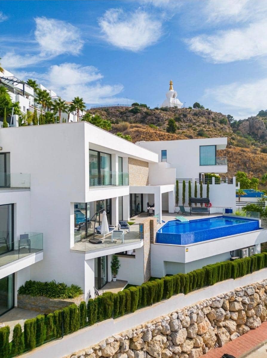 4 bedroom Villa for sale in Benalmadena with pool garage - € 1,599,000 (Ref: 9861897)