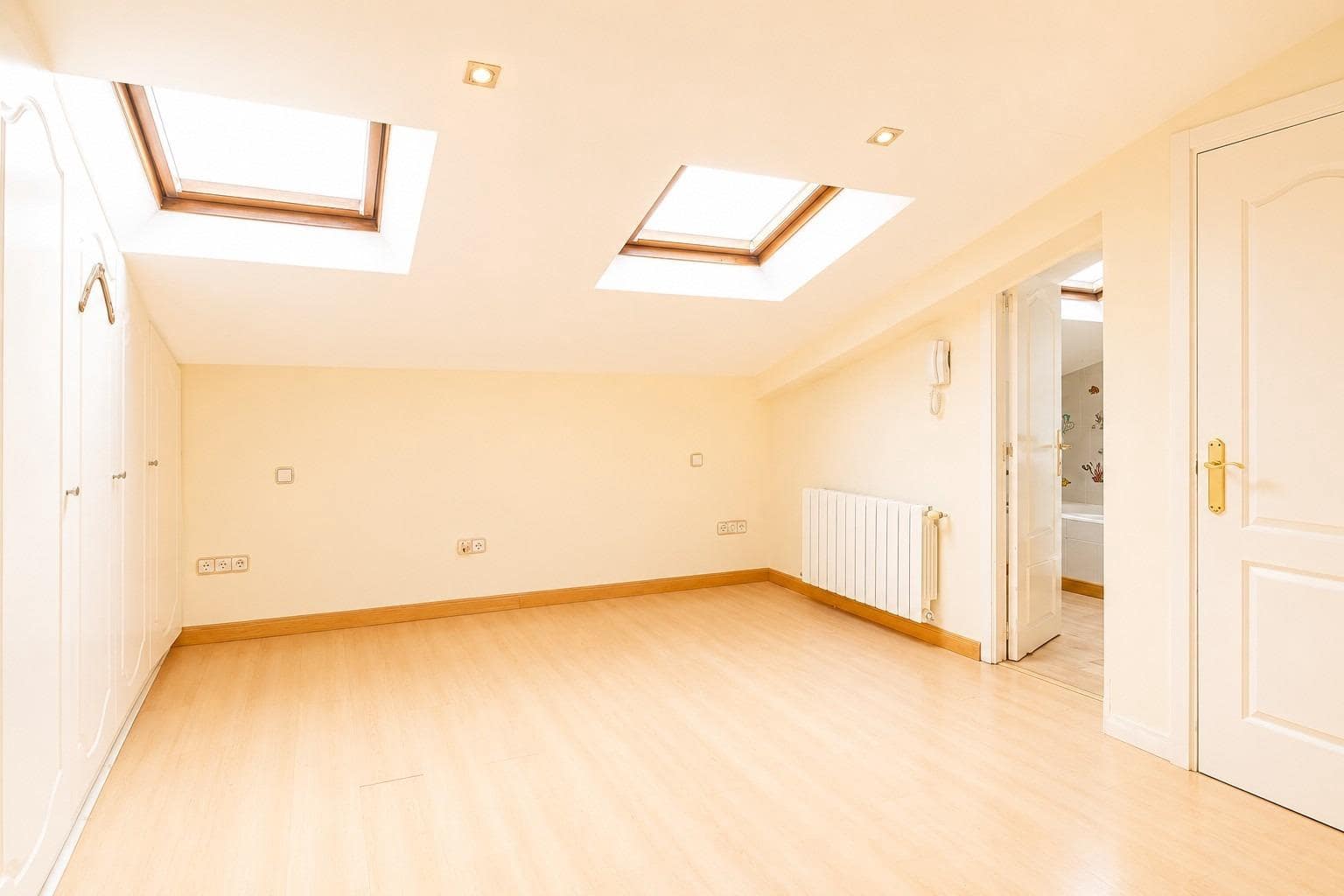 4 bedroom Villa for sale in Madrid city with garage - € 2,125,000 (Ref: 9929439)