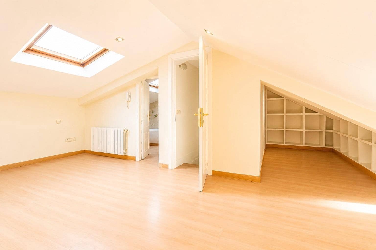 4 bedroom Villa for sale in Madrid city with garage - € 2,125,000 (Ref: 9929439)