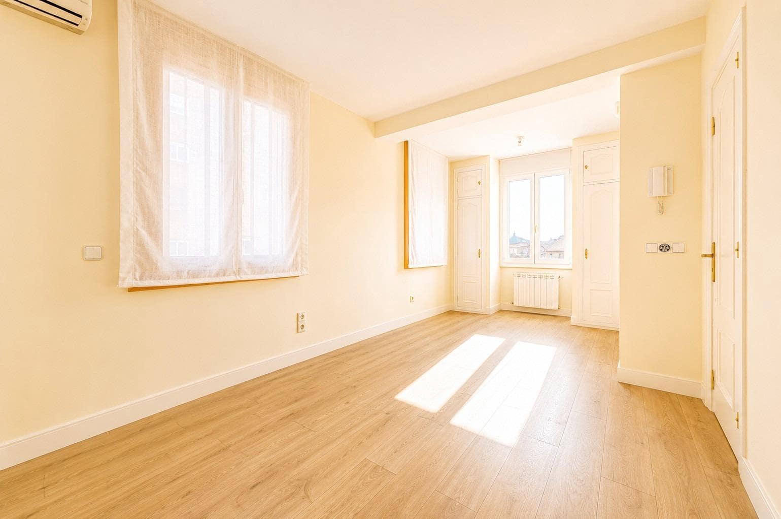 4 bedroom Villa for sale in Madrid city with garage - € 2,125,000 (Ref: 9929439)