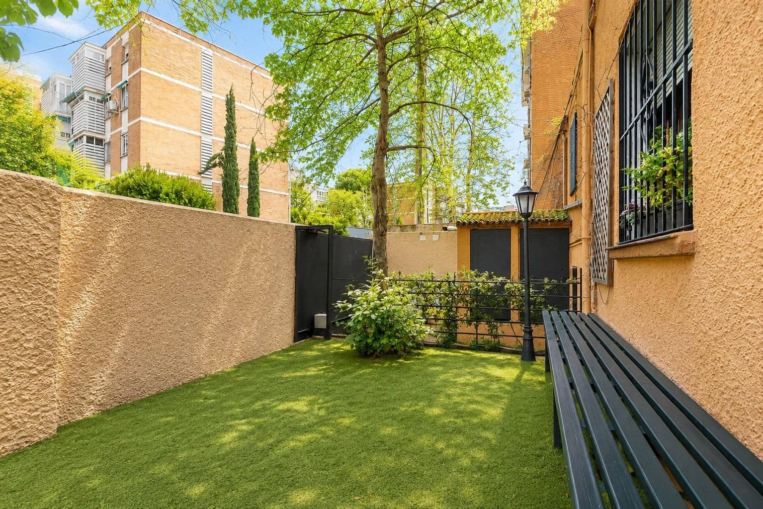 4 bedroom Villa for sale in Madrid city with garage - € 2,125,000 (Ref: 9929439)
