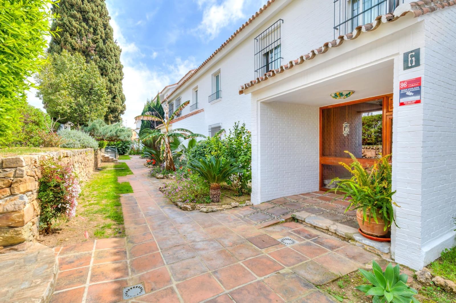 4 bedroom Flat for sale in Marbella with pool - € 580,000 (Ref: 9965321)