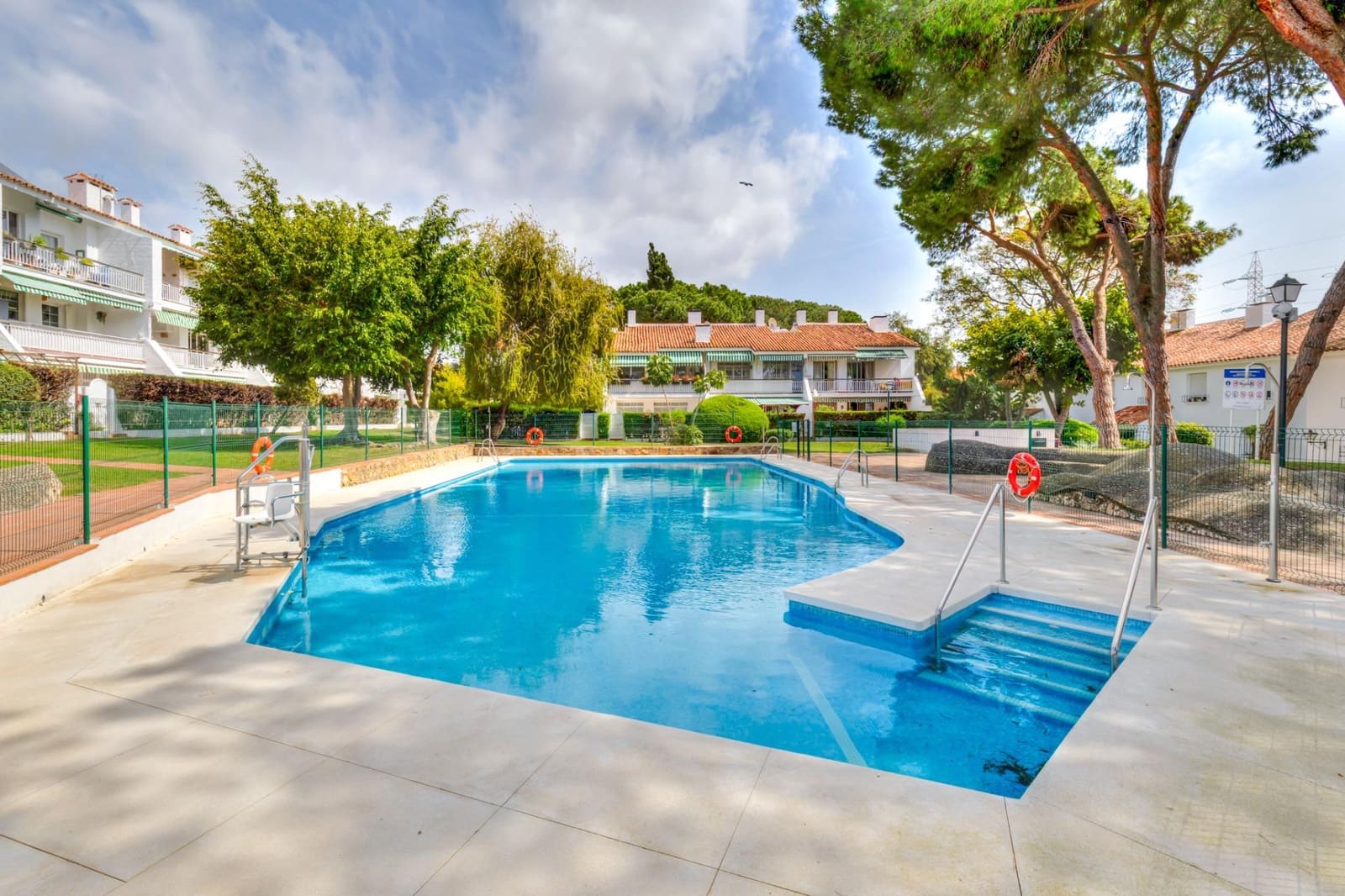 4 bedroom Flat for sale in Marbella with pool - € 580,000 (Ref: 9965321)