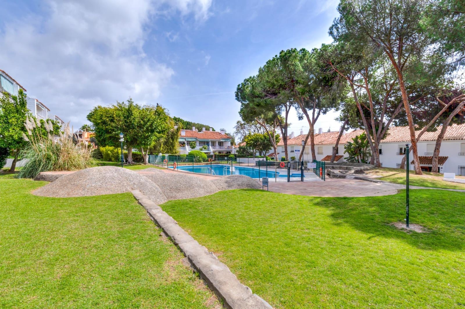 4 bedroom Flat for sale in Marbella with pool - € 580,000 (Ref: 9965321)