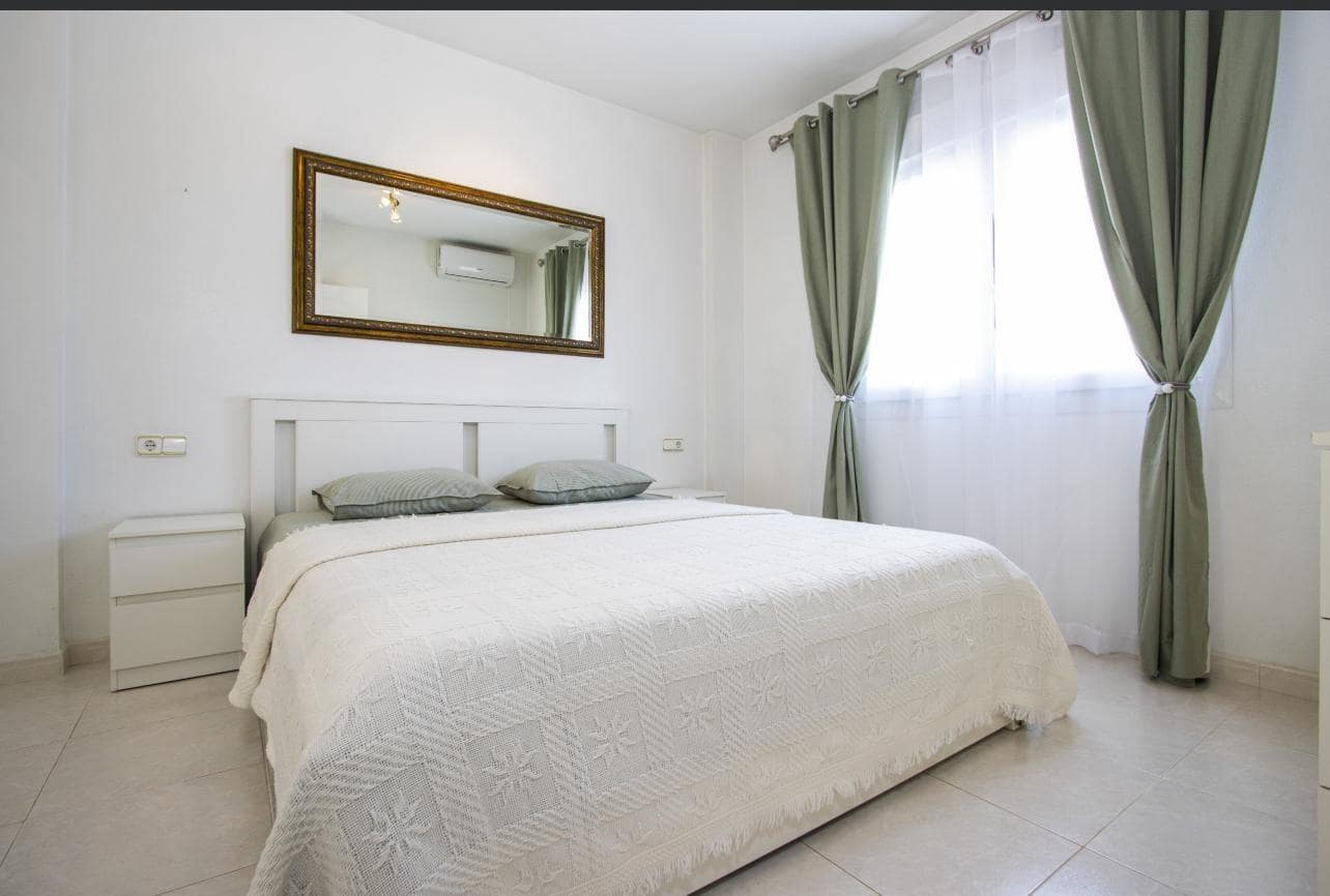 2 soverom Rekkehus til leie i Playa Flamenca med svømmebasseng garasje - € 1 000 (Ref: 9359760)