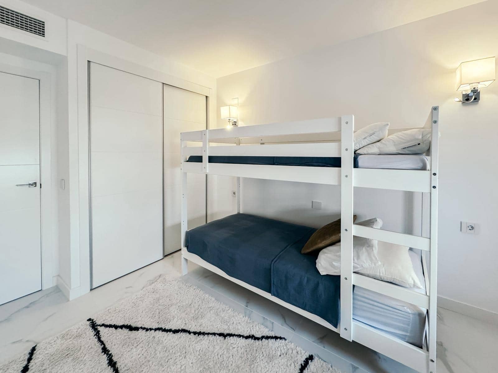 3 soverom Leilighet til leie i Punta Prima med svømmebasseng garasje - € 2 000 (Ref: 9431169)