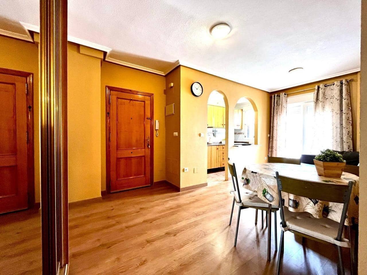 Apartamento de 2 habitaciones en Torrevieja en alquiler con piscina - 650 € (Ref: 9462511)