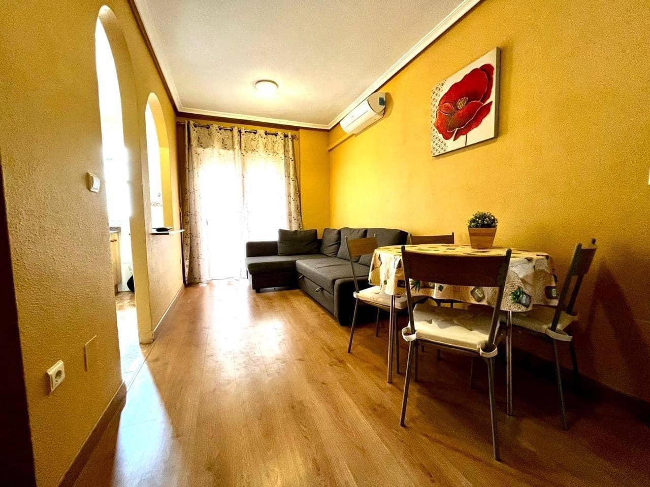 Apartamento de 2 habitaciones en Torrevieja en alquiler con piscina - 650 € (Ref: 9462511)