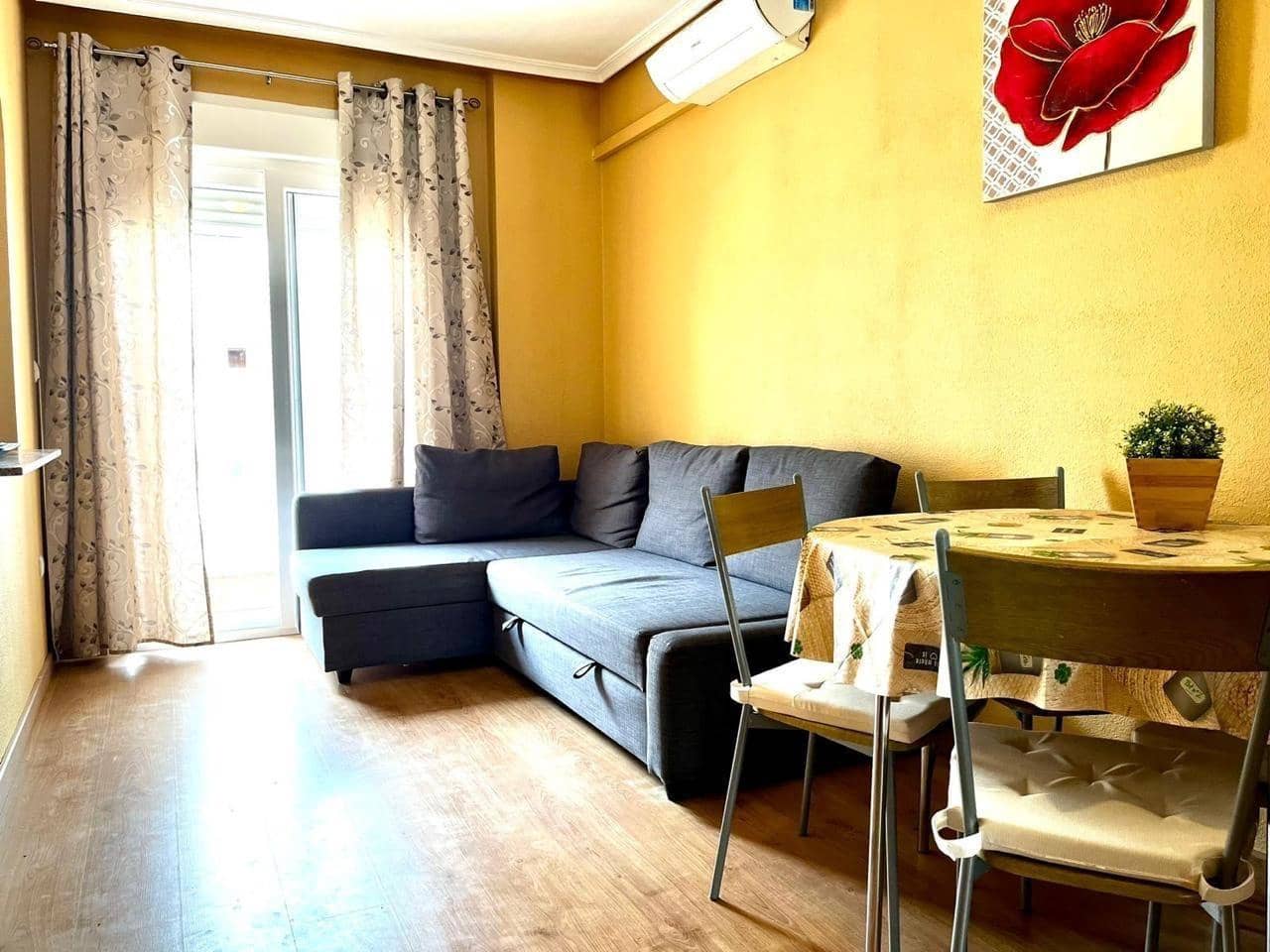 Apartamento de 2 habitaciones en Torrevieja en alquiler con piscina - 650 € (Ref: 9462511)