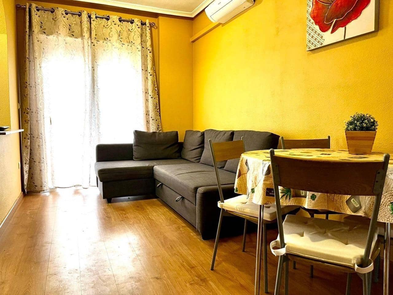 Apartamento de 2 habitaciones en Torrevieja en alquiler con piscina - 650 € (Ref: 9462511)