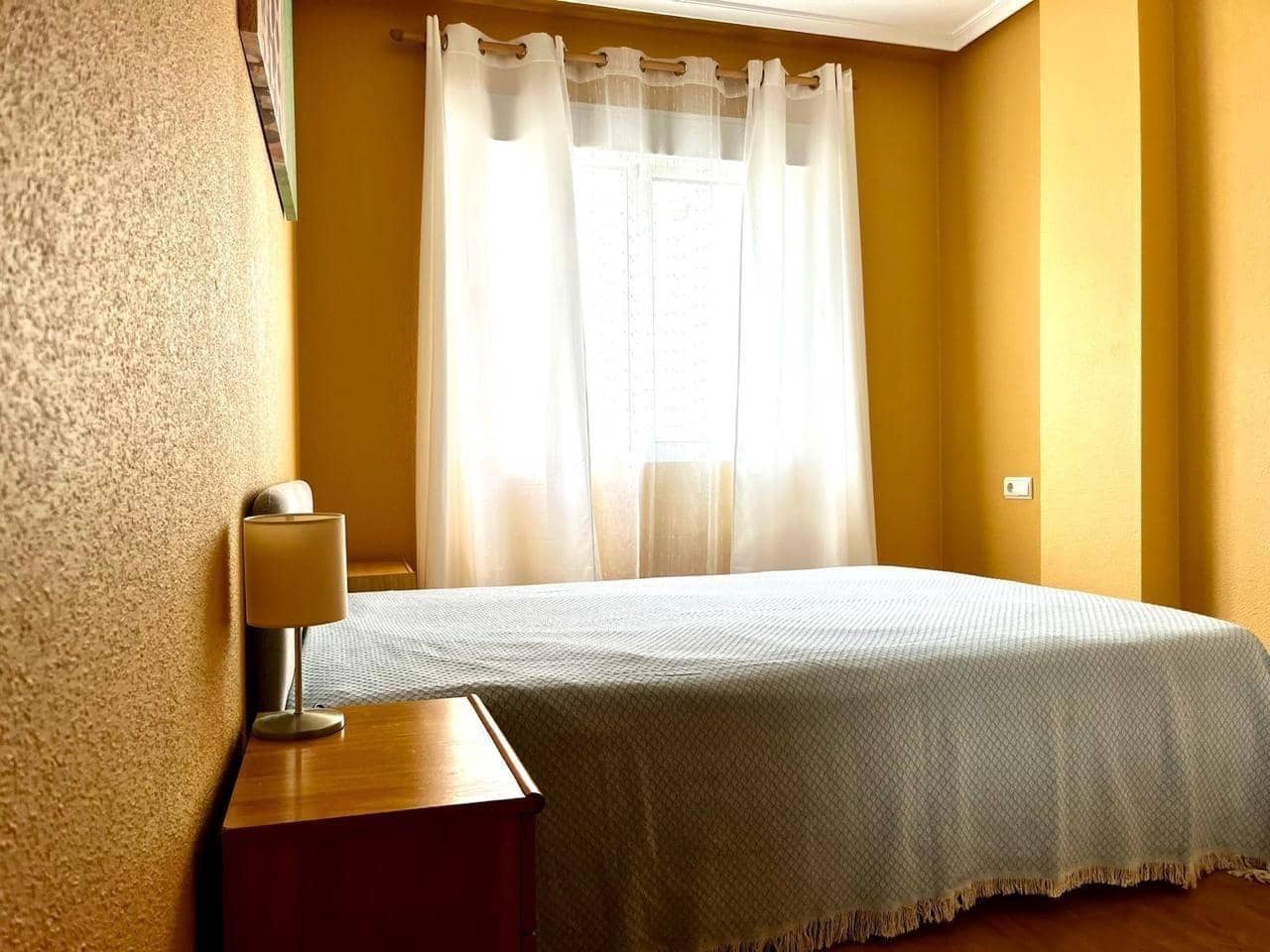 Apartamento de 2 habitaciones en Torrevieja en alquiler con piscina - 650 € (Ref: 9462511)