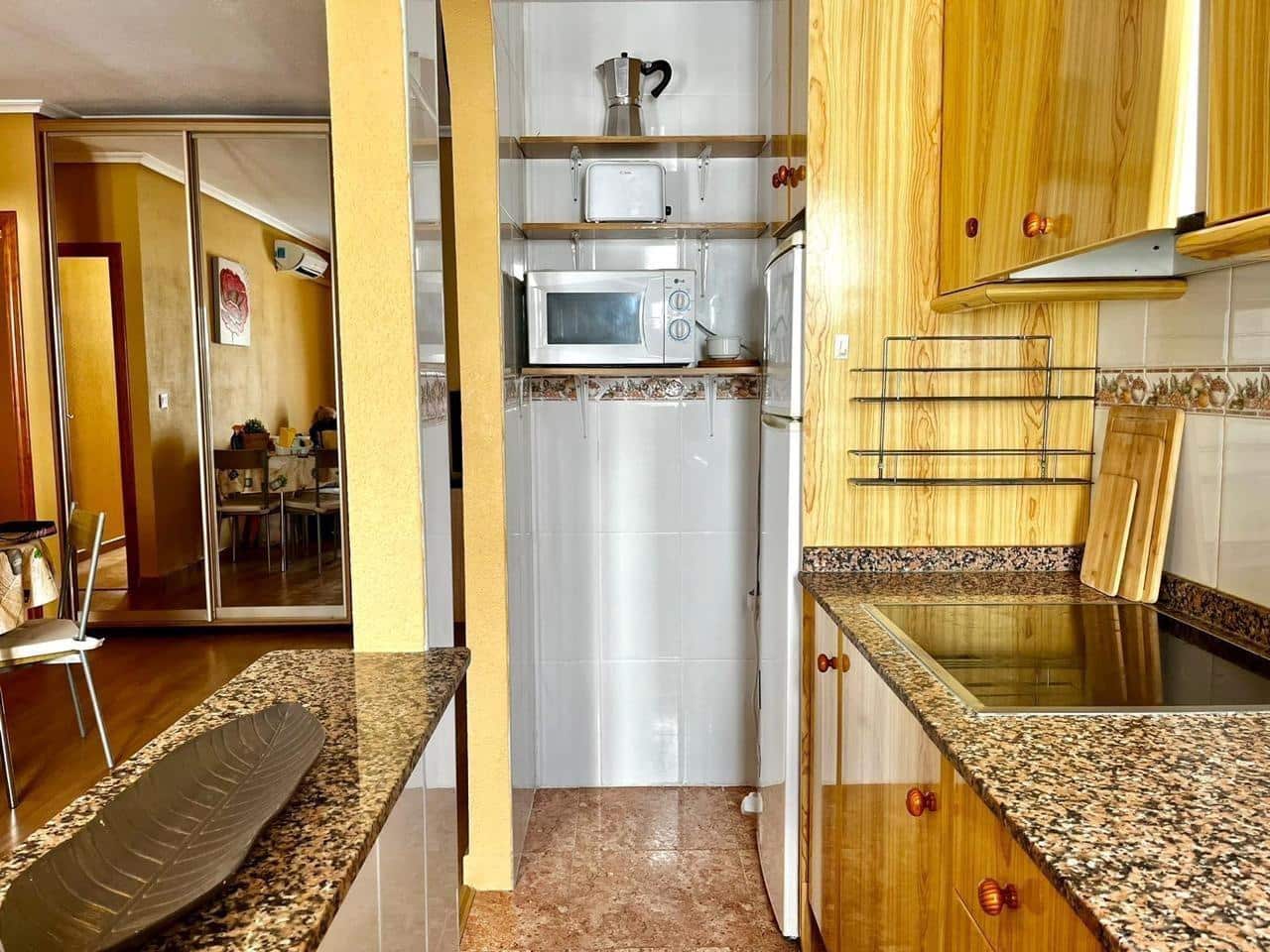 Apartamento de 2 habitaciones en Torrevieja en alquiler con piscina - 650 € (Ref: 9462511)