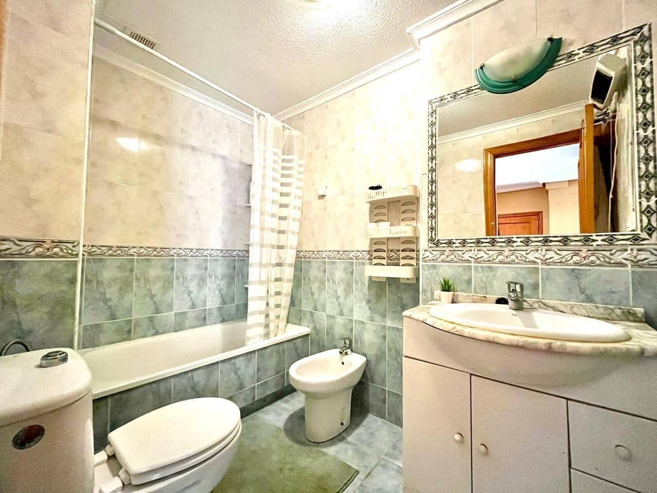 Apartamento de 2 habitaciones en Torrevieja en alquiler con piscina - 650 € (Ref: 9462511)