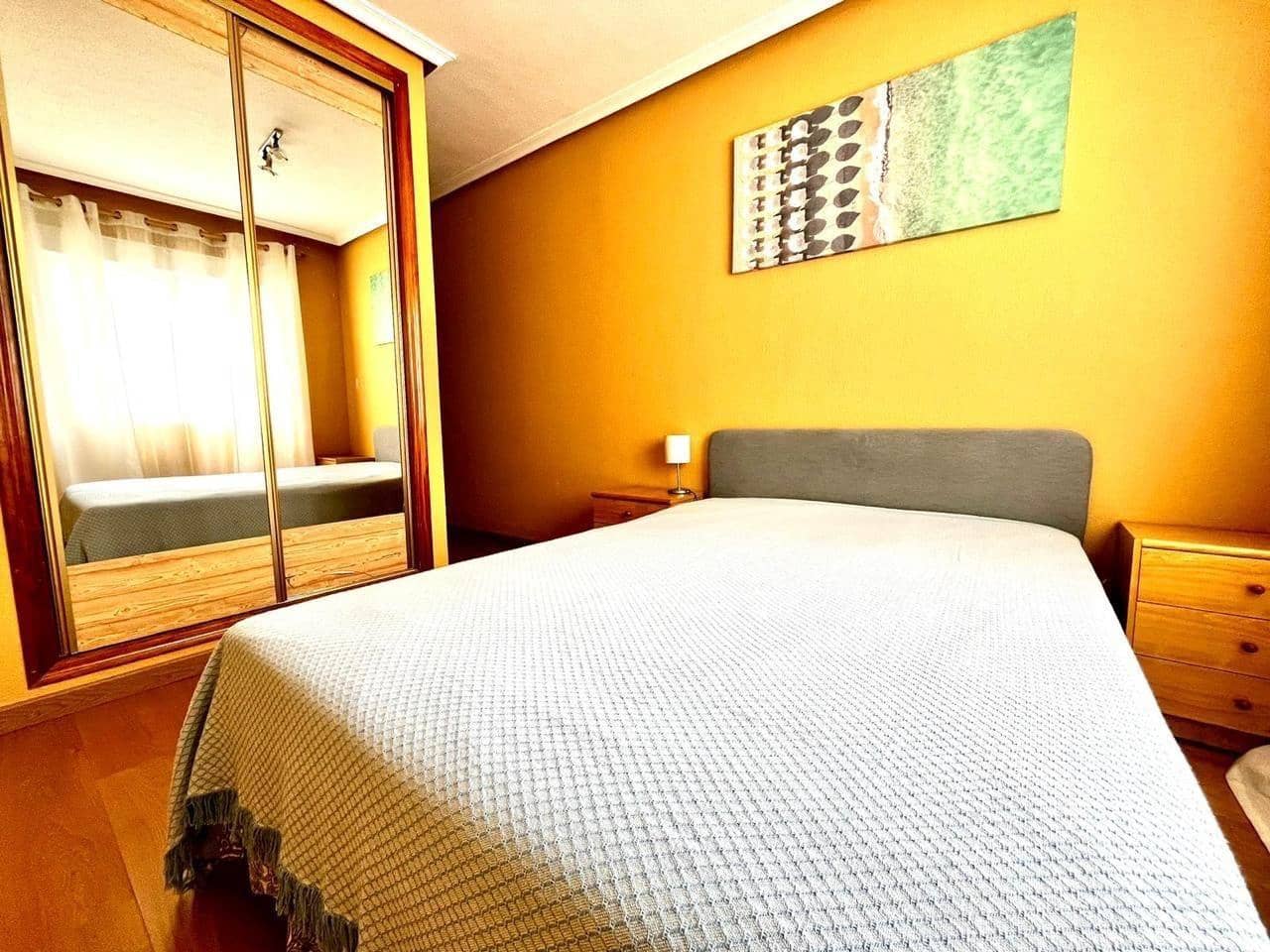 Apartamento de 2 habitaciones en Torrevieja en alquiler con piscina - 650 € (Ref: 9462511)