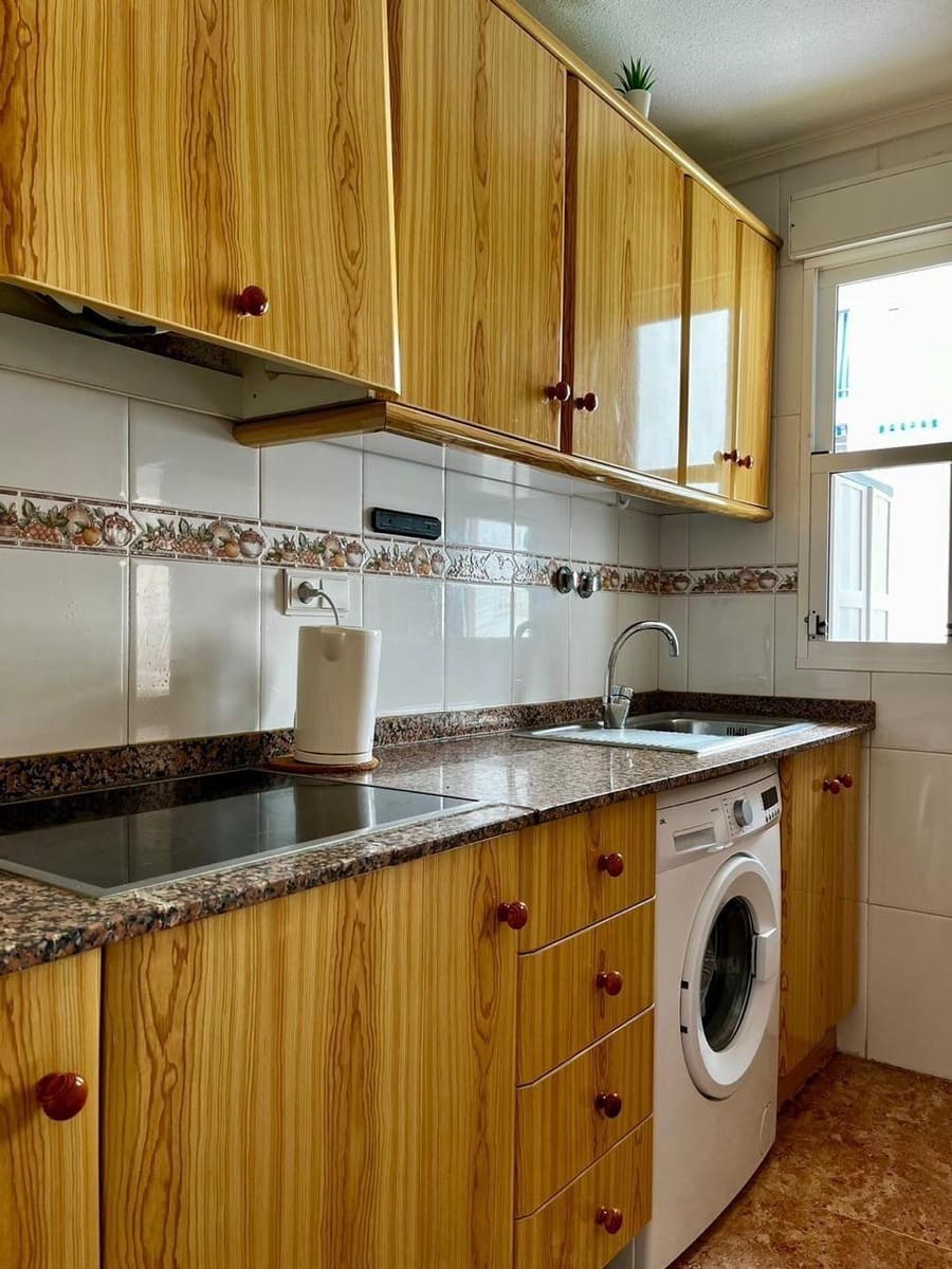 Apartamento de 2 habitaciones en Torrevieja en alquiler con piscina - 650 € (Ref: 9462511)