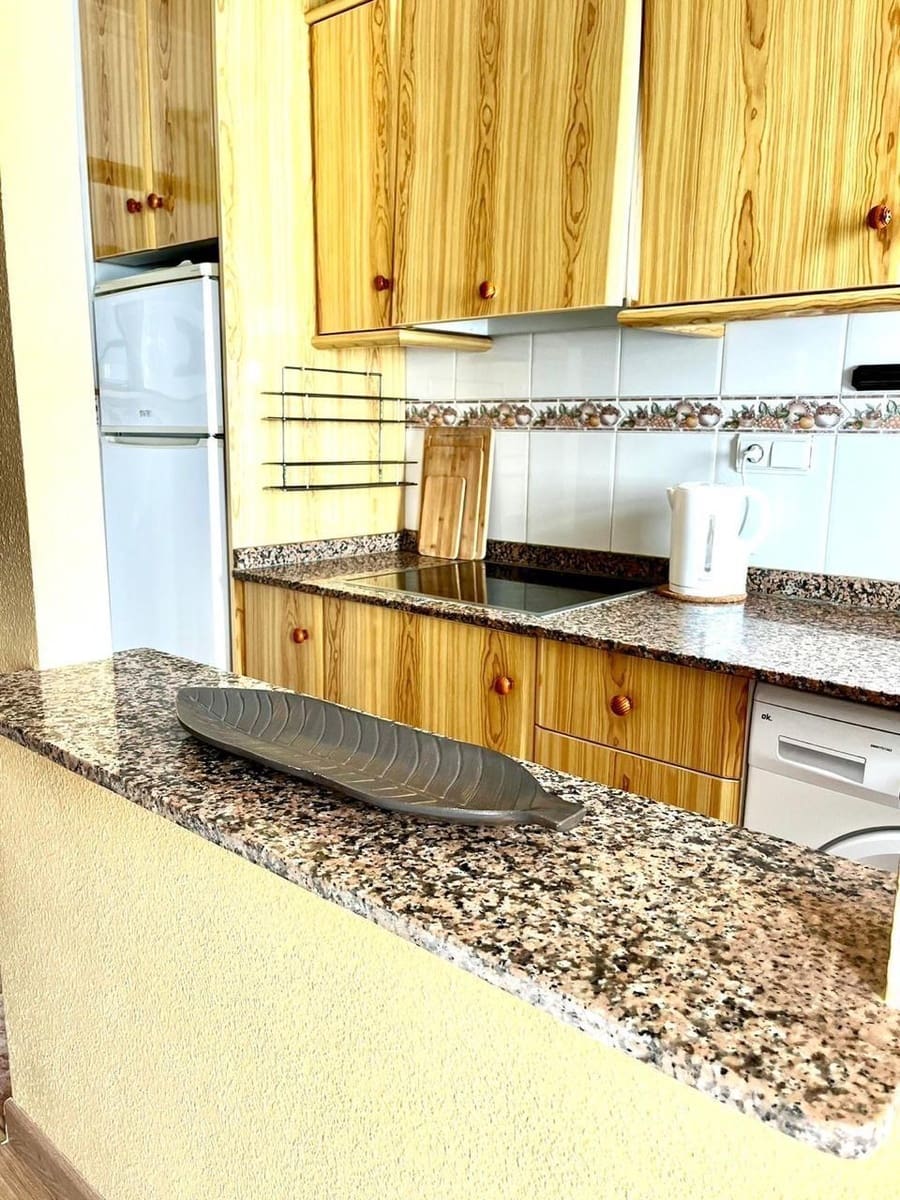 Apartamento de 2 habitaciones en Torrevieja en alquiler con piscina - 650 € (Ref: 9462511)