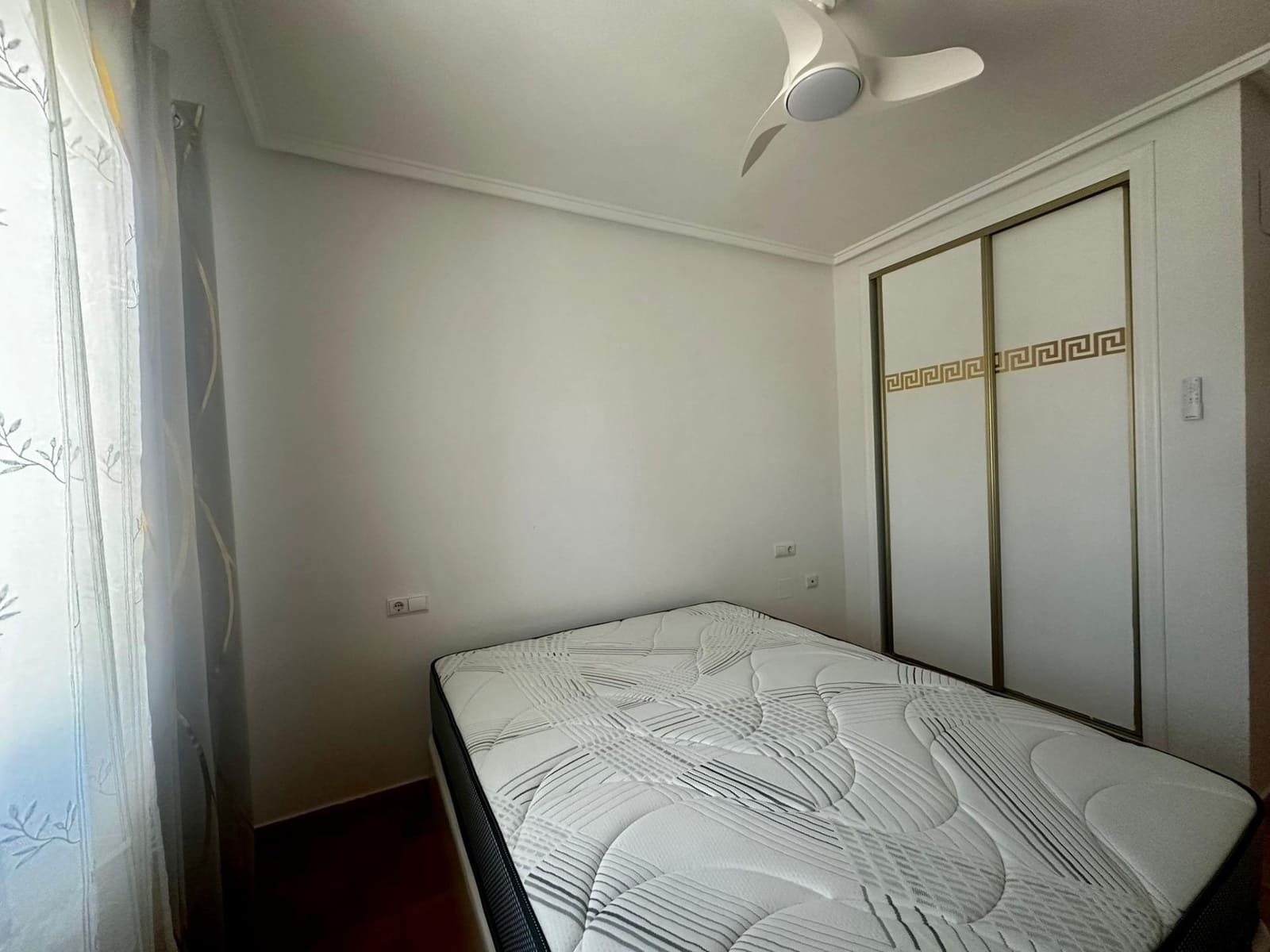 2 slaapkamer Rijtjeshuis voor vakantieverhuur in Los Dolses met zwembad - € 350 (Ref: 9485324)