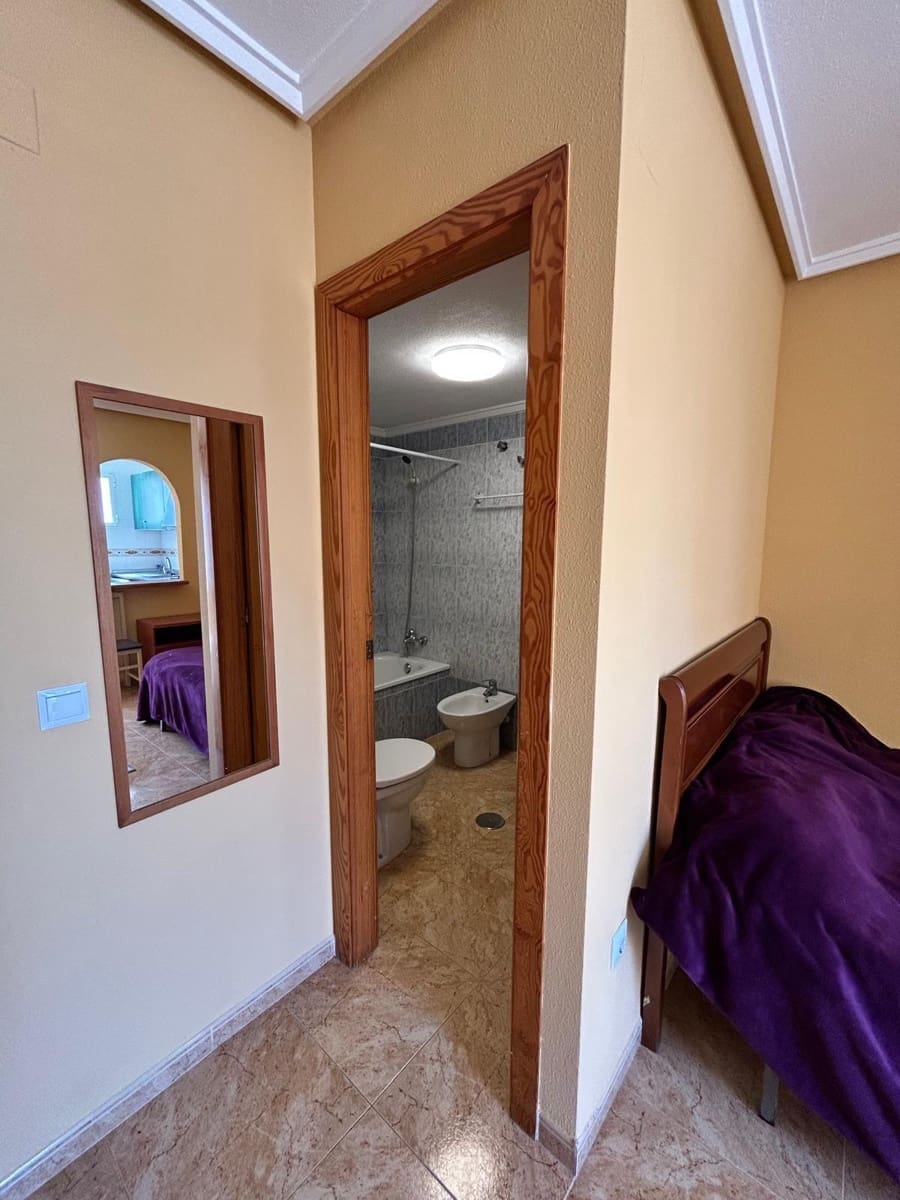 Studio for sale in Torrevieja with pool - € 84,900 (Ref: 9520861)