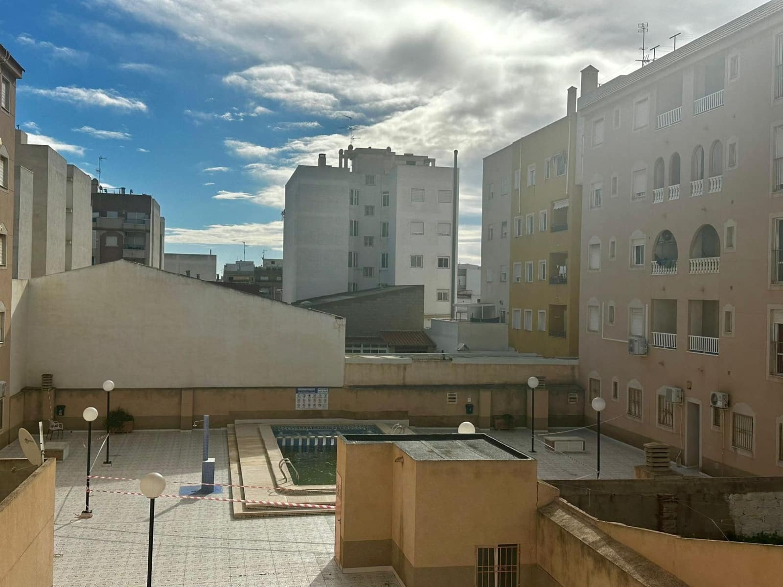 Studio for sale in Torrevieja with pool - € 84,900 (Ref: 9520861)