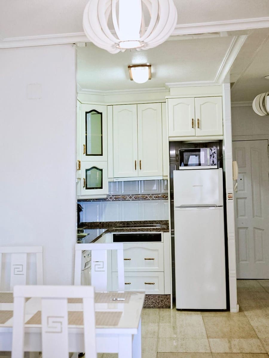 Appartement de 2 chambres à louer à Torrevieja - 700 € (Ref: 9528014)