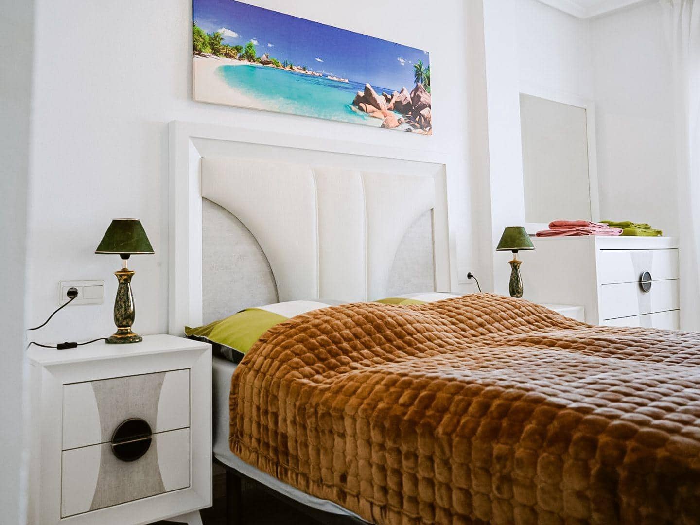 Appartement de 2 chambres à louer à Torrevieja - 700 € (Ref: 9528014)