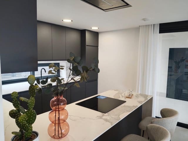 3 makuuhuone Huvila myytävänä paikassa Aguas Nuevas, Torrevieja mukana uima-altaan 
autotalli - 595 000 € (Ref: 9528015)