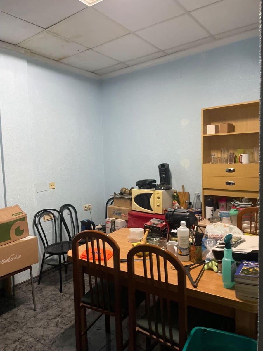 Local Commercial à louer à Torrevieja - 850 € (Ref: 9686752)
