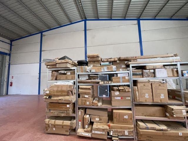 Kaupallinen vuokrattavana paikassa Parque de las Naciones, Torrevieja - 1 600 € (Ref: 9788548)