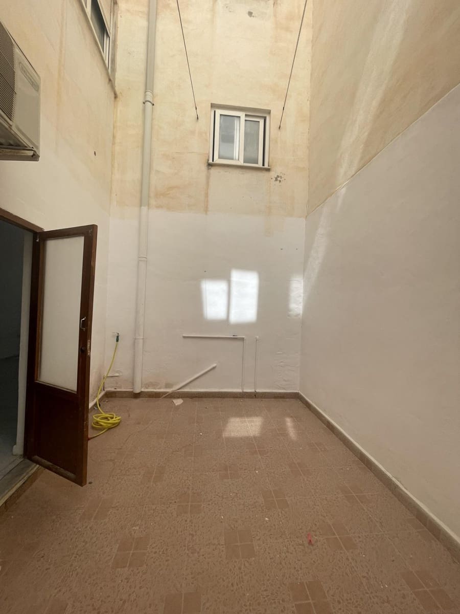 Commercial for sale in Torrevieja - € 120,000 (Ref: 9788549)