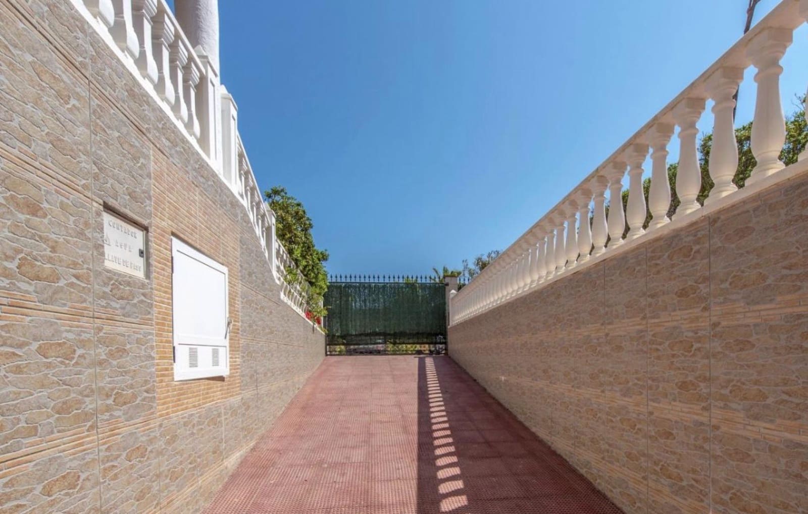 4 slaapkamer Villa te koop in Torrevieja met zwembad garage - € 950.000 (Ref: 9814399)