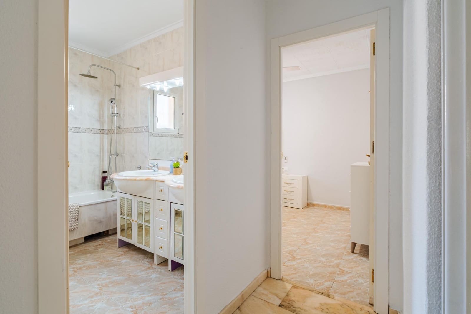 3 soveværelse Villa til salg i Torrevieja med swimmingpool - € 850.000 (Ref: 9995858)