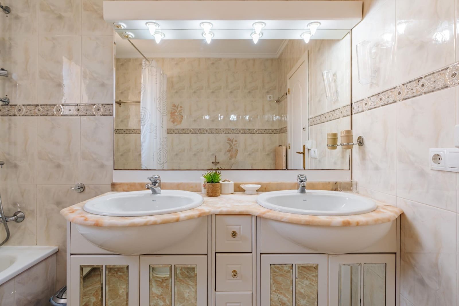3 soveværelse Villa til salg i Torrevieja med swimmingpool - € 850.000 (Ref: 9995858)