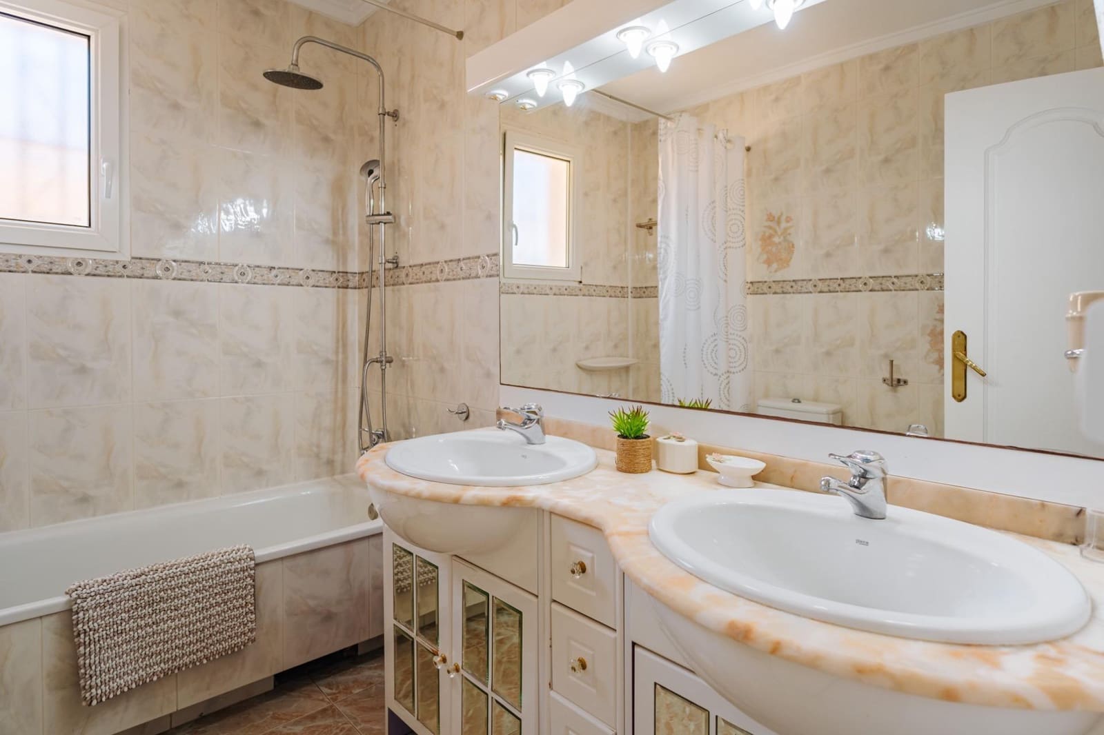 3 soveværelse Villa til salg i Torrevieja med swimmingpool - € 850.000 (Ref: 9995858)