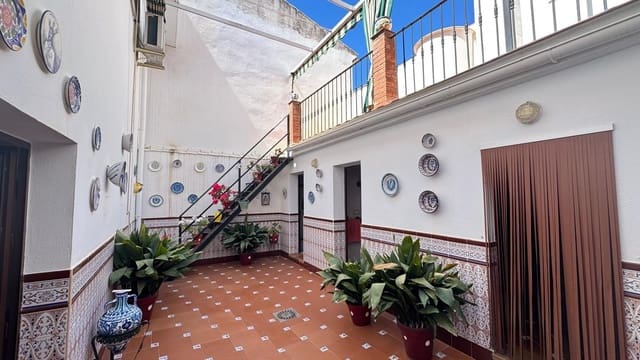 7 bedroom Townhouse for sale in Colmenar - € 349,000 (Ref: 10005791)