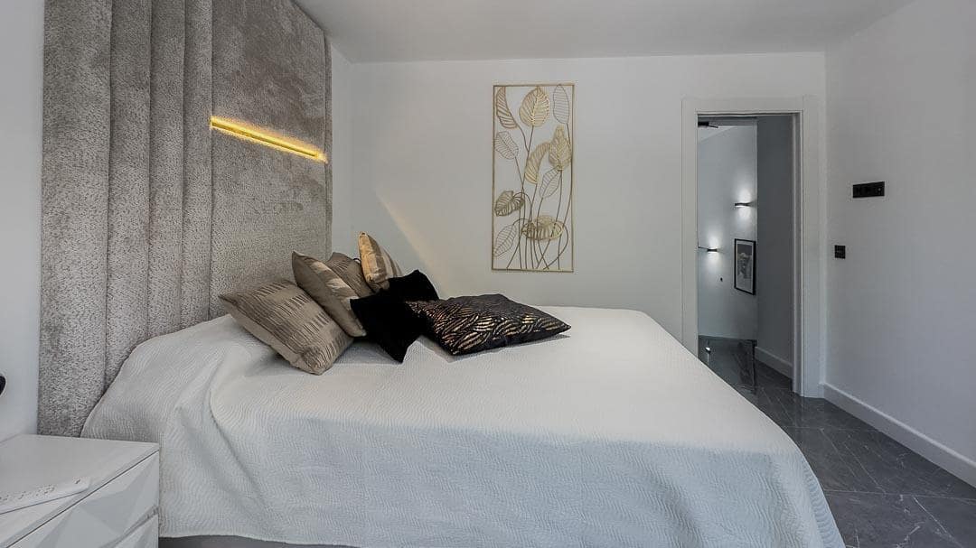 8 Zimmer Doppelhaus zu verkaufen in Malaga Stadt - 395.000 € (Ref: 10009279)