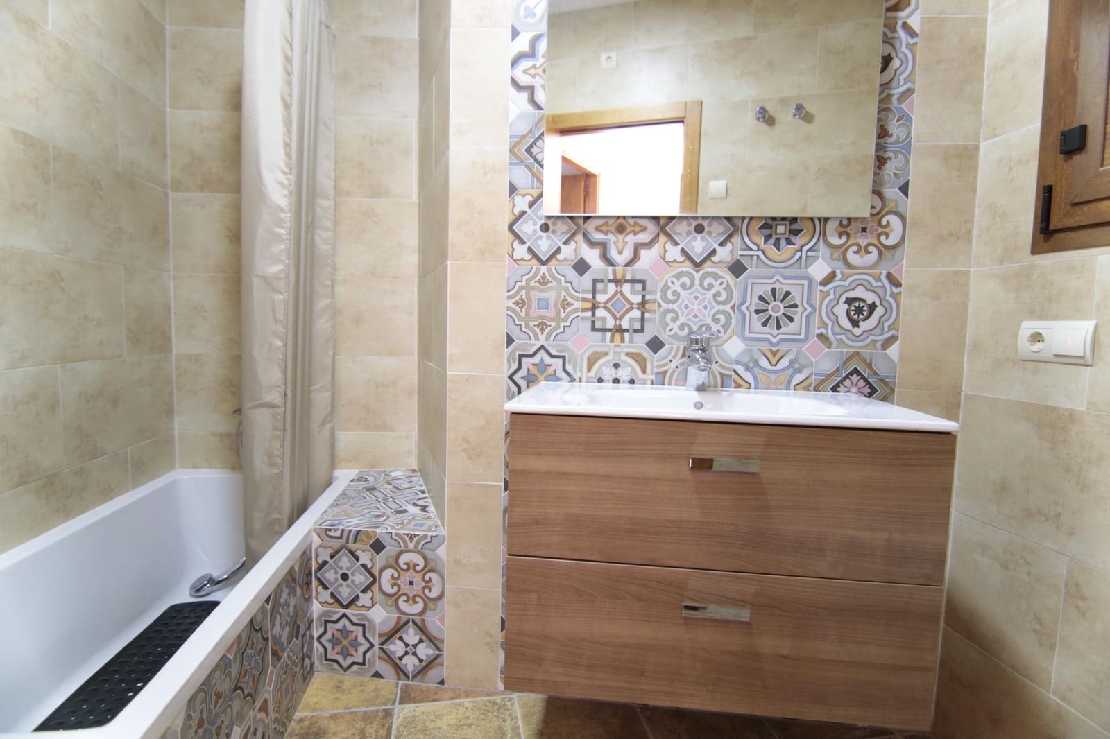 5 chambre Villa/Maison Mitoyenne à vendre à Guaro - 285 000 € (Ref: 10089638)