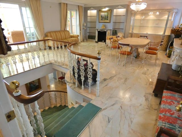 4 soveværelse Penthouse til salg i Fuengirola med swimmingpool garage - € 1.275.000 (Ref: 10089639)