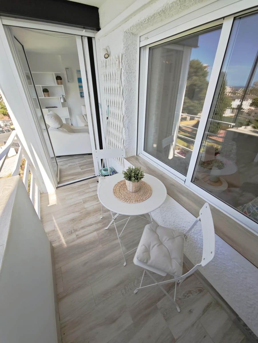 2 bedroom Apartment for sale in Benalmadena with pool - € 300,000 (Ref: 10089642)