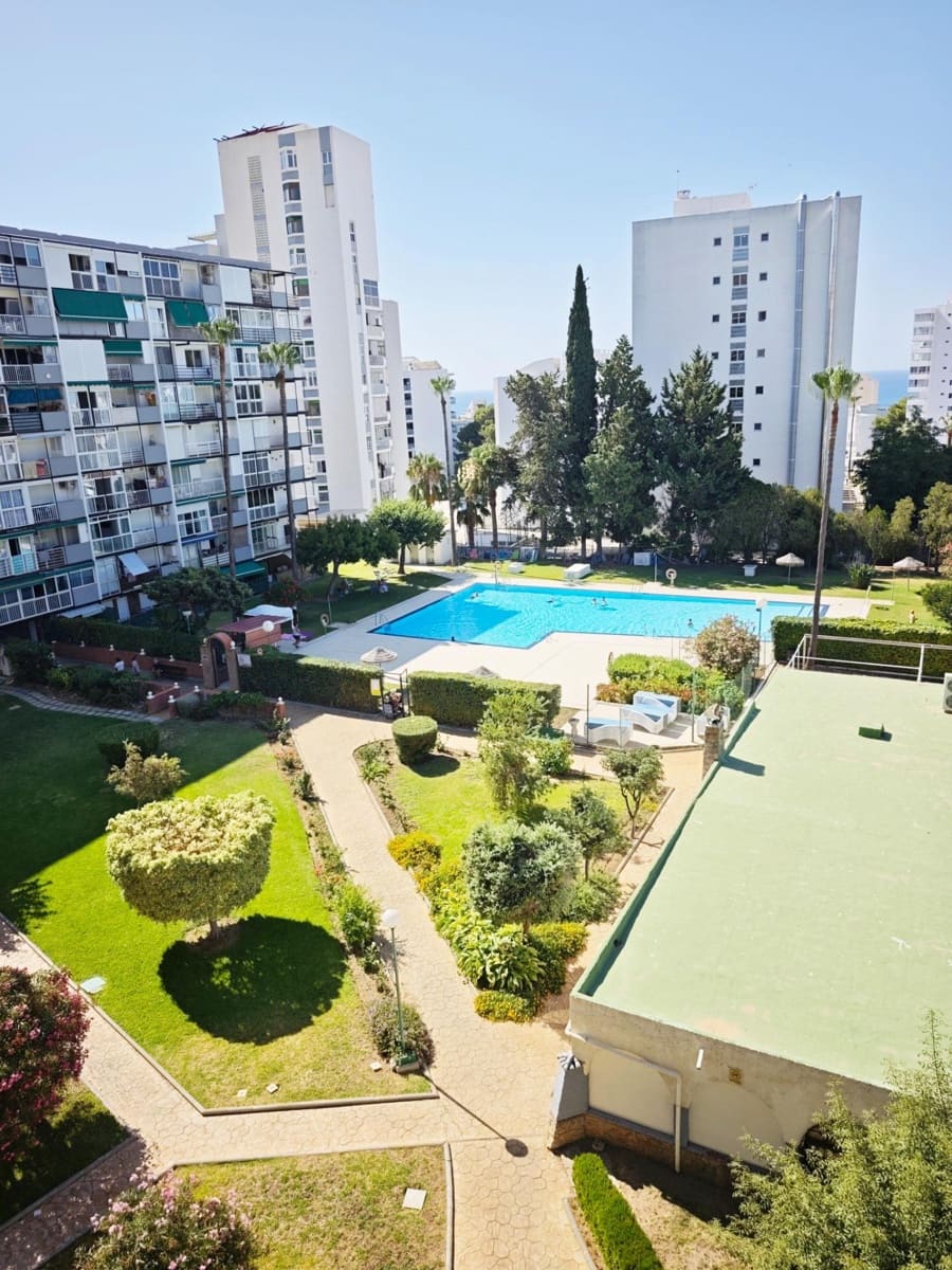 2 bedroom Apartment for sale in Benalmadena with pool - € 300,000 (Ref: 10089642)